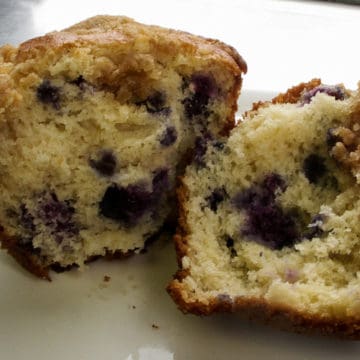 blueberry pancake muffins with maple crumble