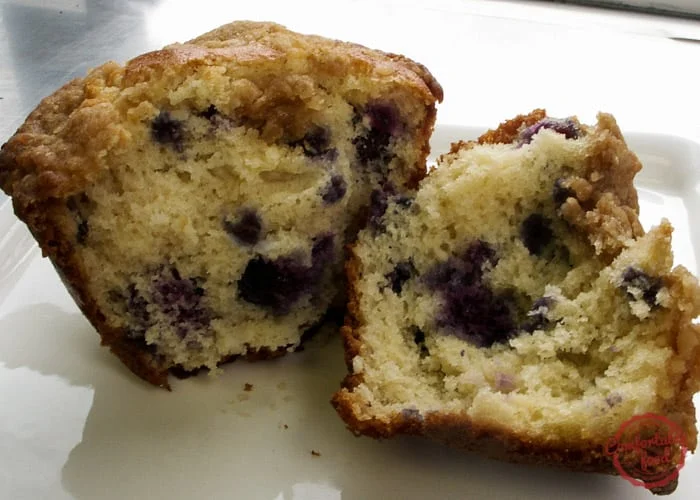 blueberry pancake muffins with maple crumble