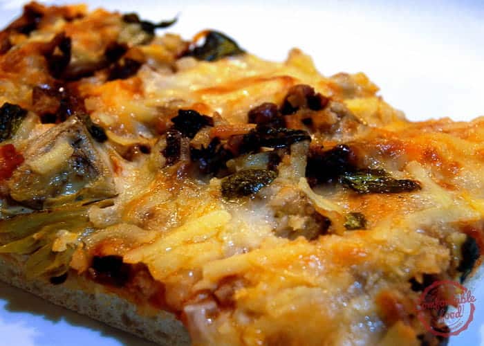 Pizza pizza with chicken and sun dried tomatoes