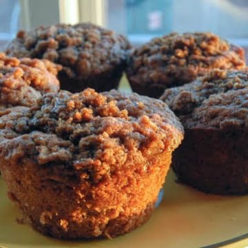Perfectly spiced, perfectly delicious apple cinnamon crumble muffins.
