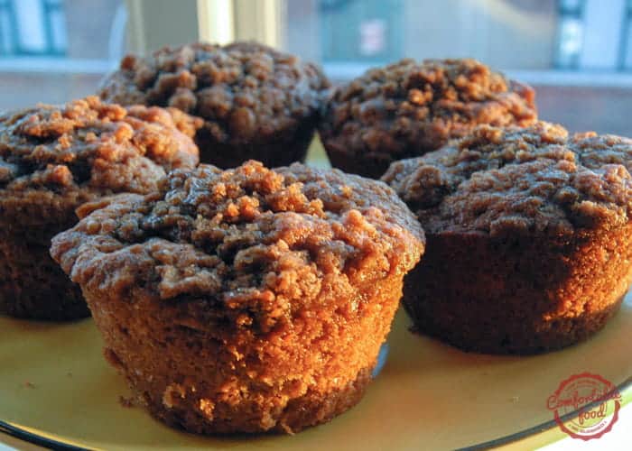 Perfectly spiced, perfectly delicious apple cinnamon crumble muffins.
