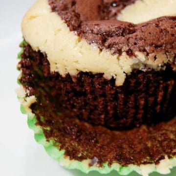 Brownie cupcakes with cheesecake swirl