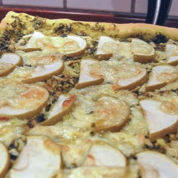 Homemade pizza recipe with apples, pesto and brie.