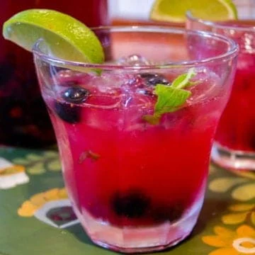 A recipe for blueberry ginger mojitos.