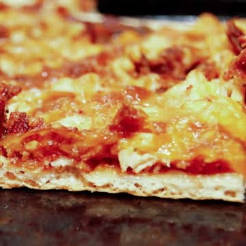 An easy homemade bbq pizza with chicken and bacon.