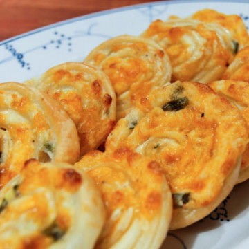 Baked Jalapeno Pinwheels 4 Jalapeño popper pinwheels served on a white plate