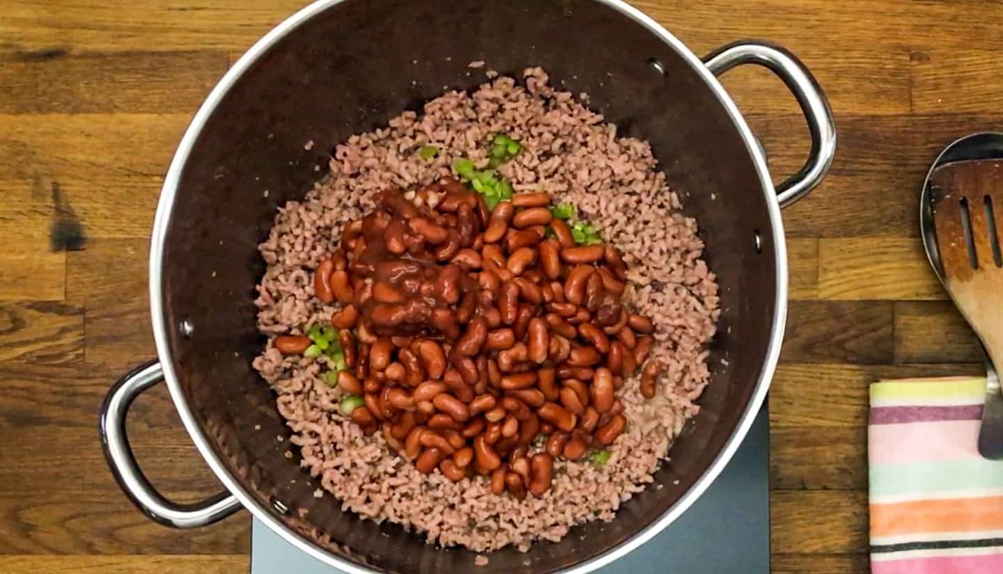 Ground beef with celery and kidney beans