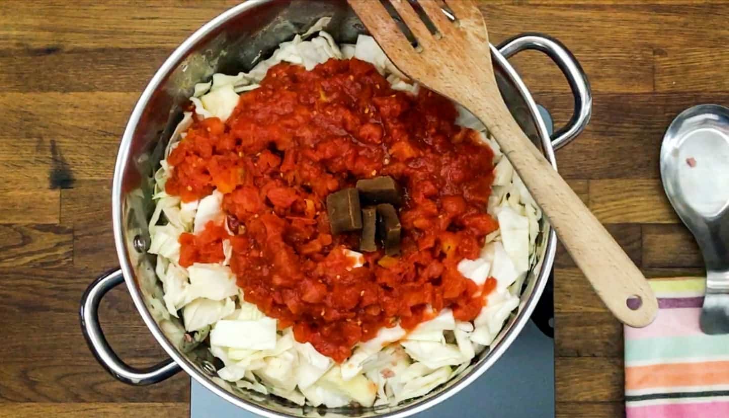 Cabagge with tomatoes in a pot
