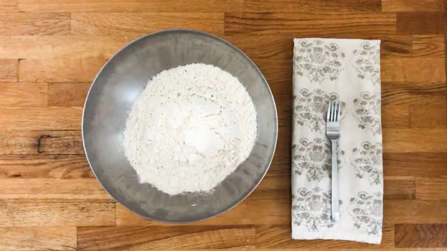 bowl, mix the flour, salt.