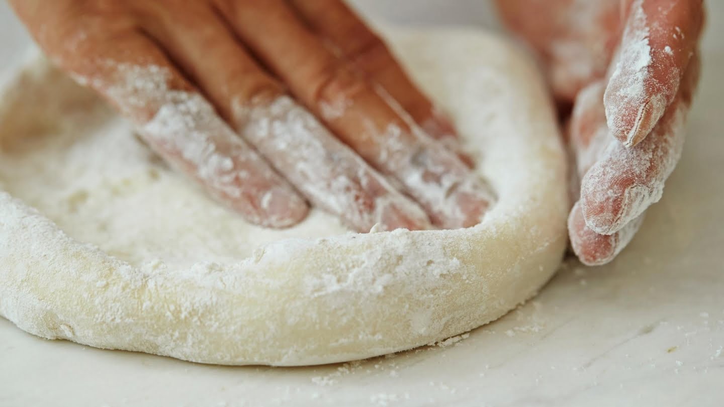 Fingertip stretch pizza dough