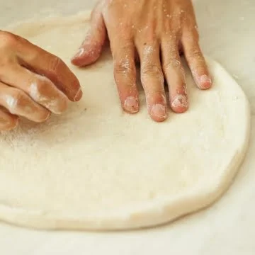 How to stretch pizza dough featured