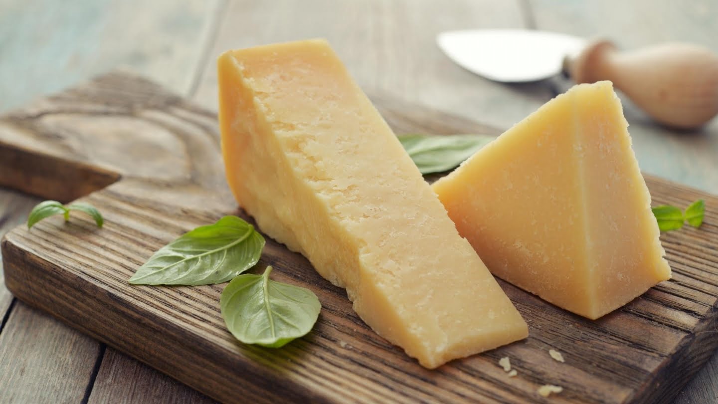 O Cheesehouse tem a melhor parmegiana do Brasil, sabe por quê? 💛🧀 Porque  o nosso filé é cuidadosamente empanado para ficar crocante, macio e  muito, By Cheesehouse