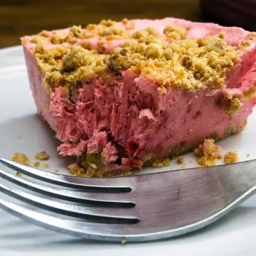 Strawberry crumble crunch cake featured