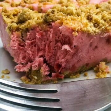 cropped-Strawberry-Crumble-Crunch-Cake-Featured.jpg