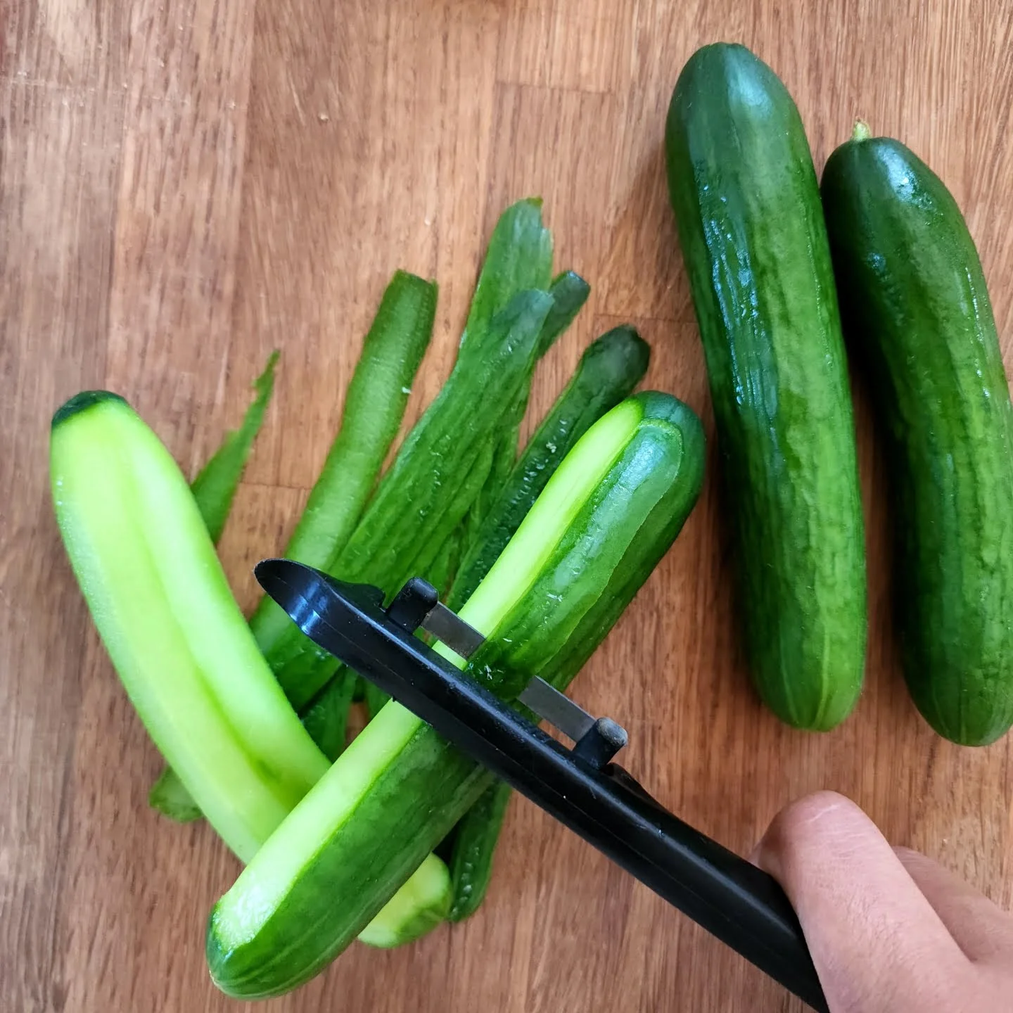 Washing and peeling of cucumbers