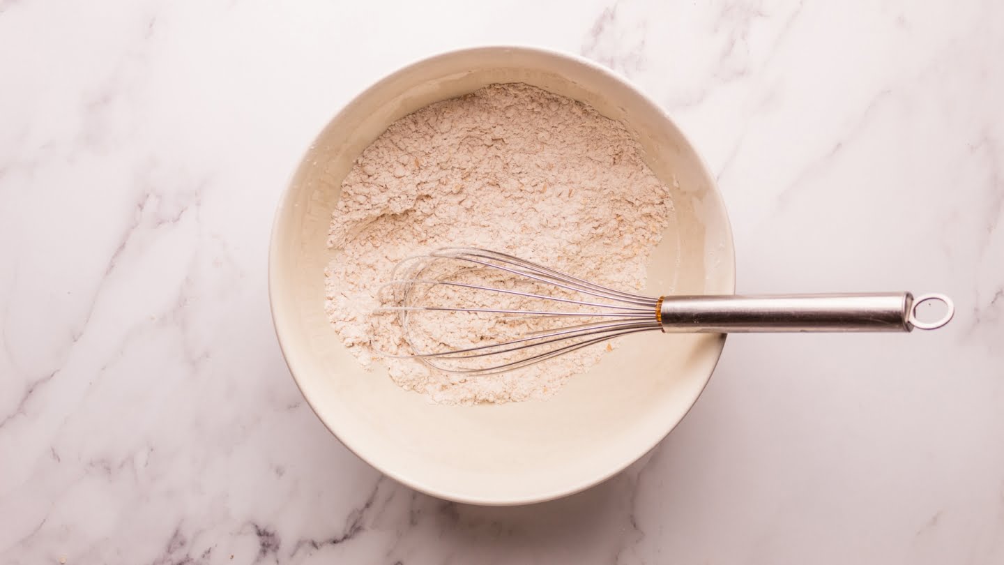 Combine the flour, oats, cinnamon, and baking soda in a medium bowl.
