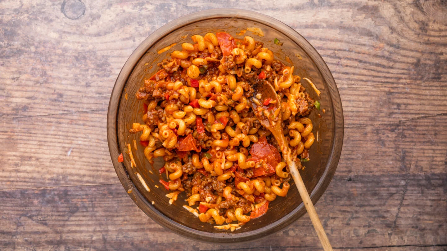 Mix the pasta sauce and water together in a large bowl