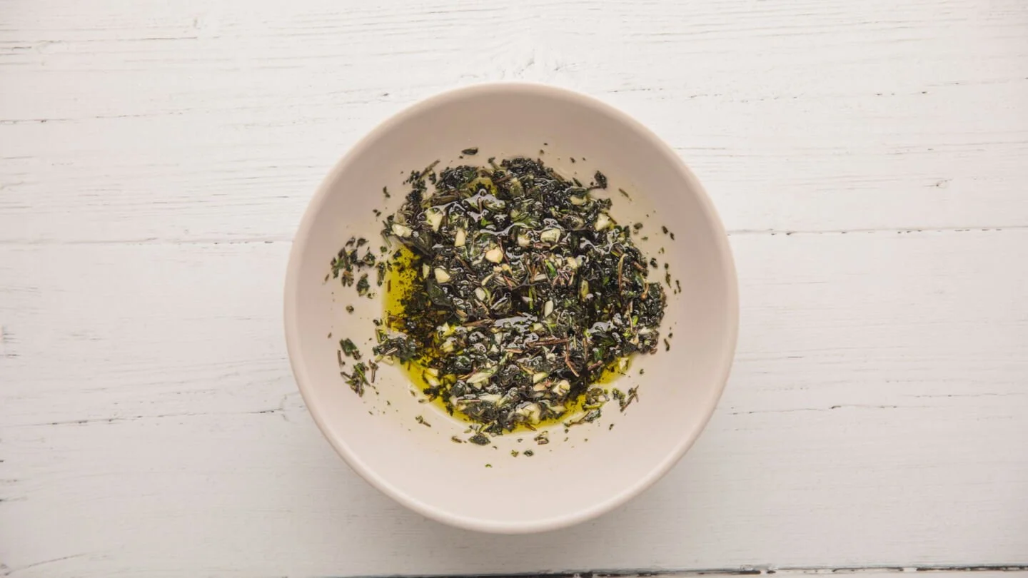 Finely chop the fresh garlic and coarsely chop the fresh rosemary and mix them with 3 tablespoons of olive oil in a small bowl